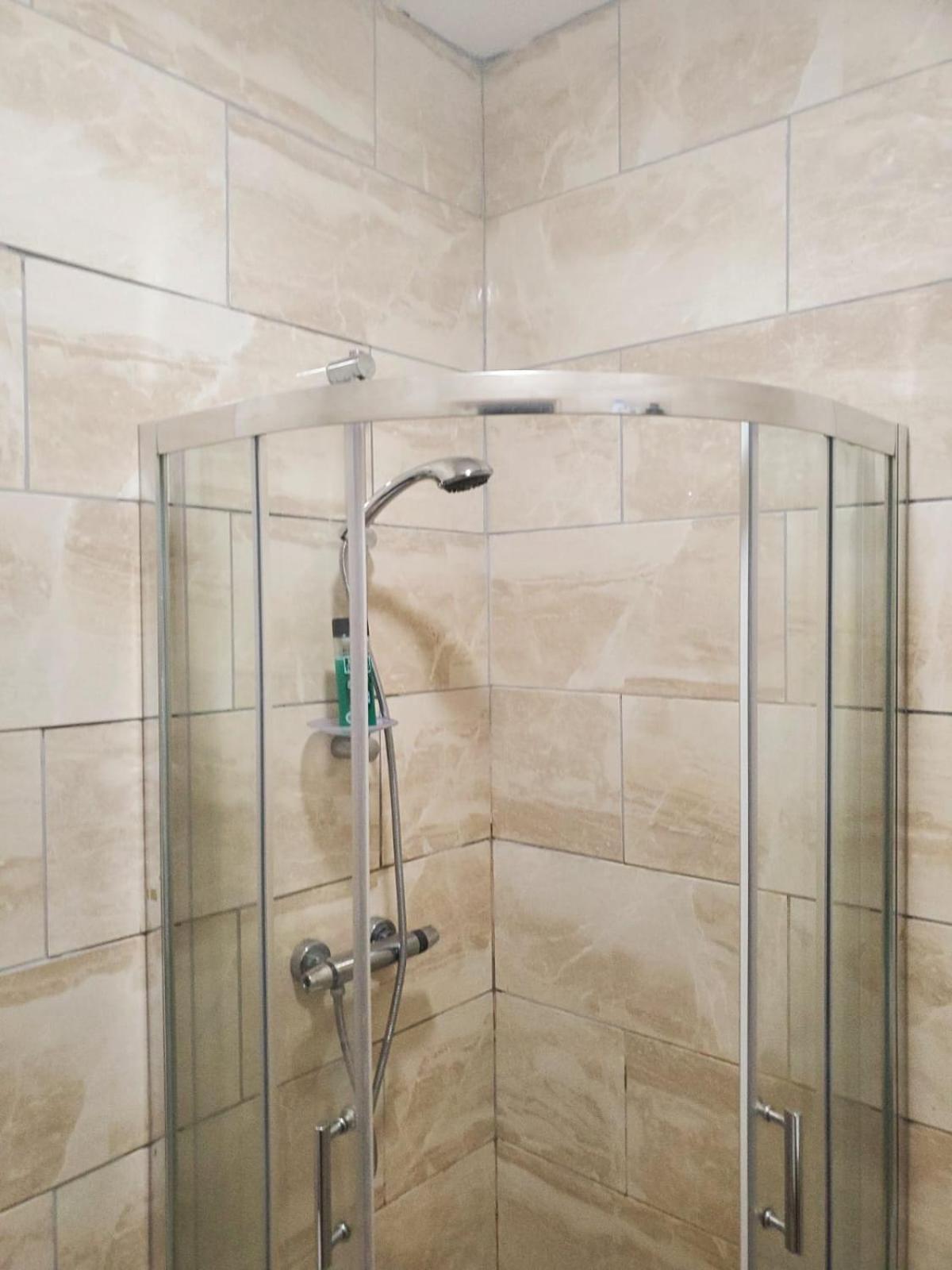 En Suite Bedrooms, Heaton, Newcastle 部屋 写真
