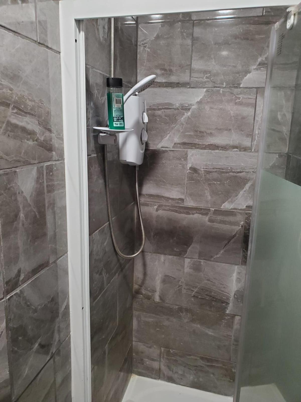En Suite Bedrooms, Heaton, Newcastle 部屋 写真
